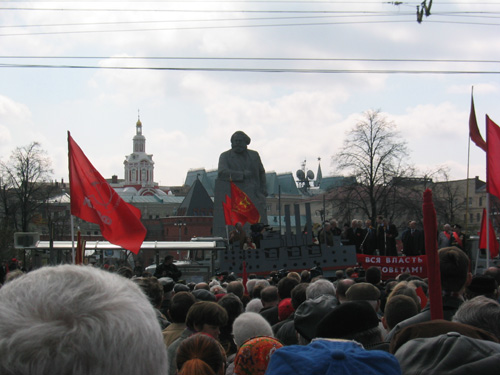 Demonstration der Kommunisten vor Karl-Marx-Denkmal am 1. Mai