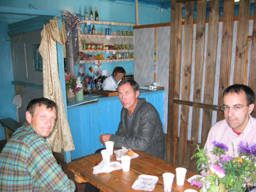 Fuehrer Sergey, Fahrer Vladimir und Wilfried im besten Restaurant der Gegend